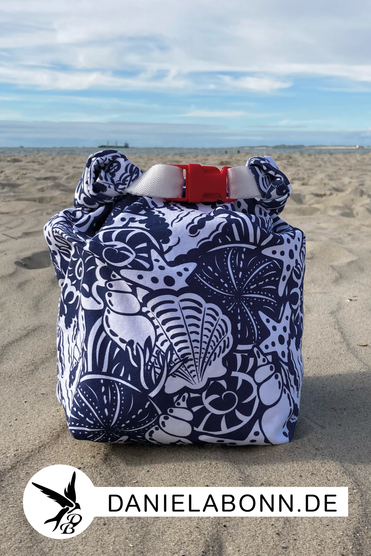 Selbstgenähte Strandtasche mit Muscheln und Seesternen als Motiv
