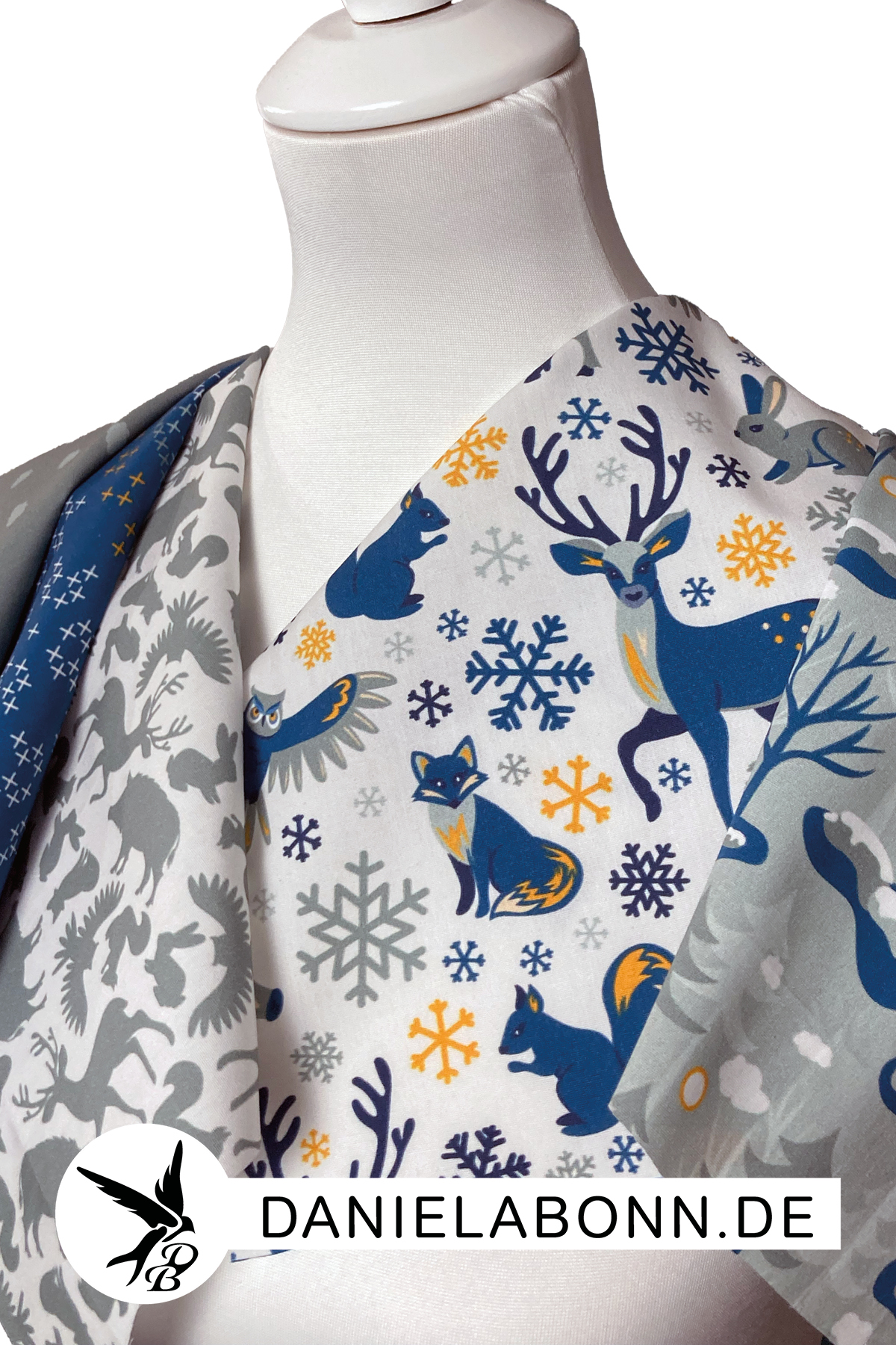 Stoffkollektion Waldtiere im Winter gezeigt auf einer Schneiderpuppe