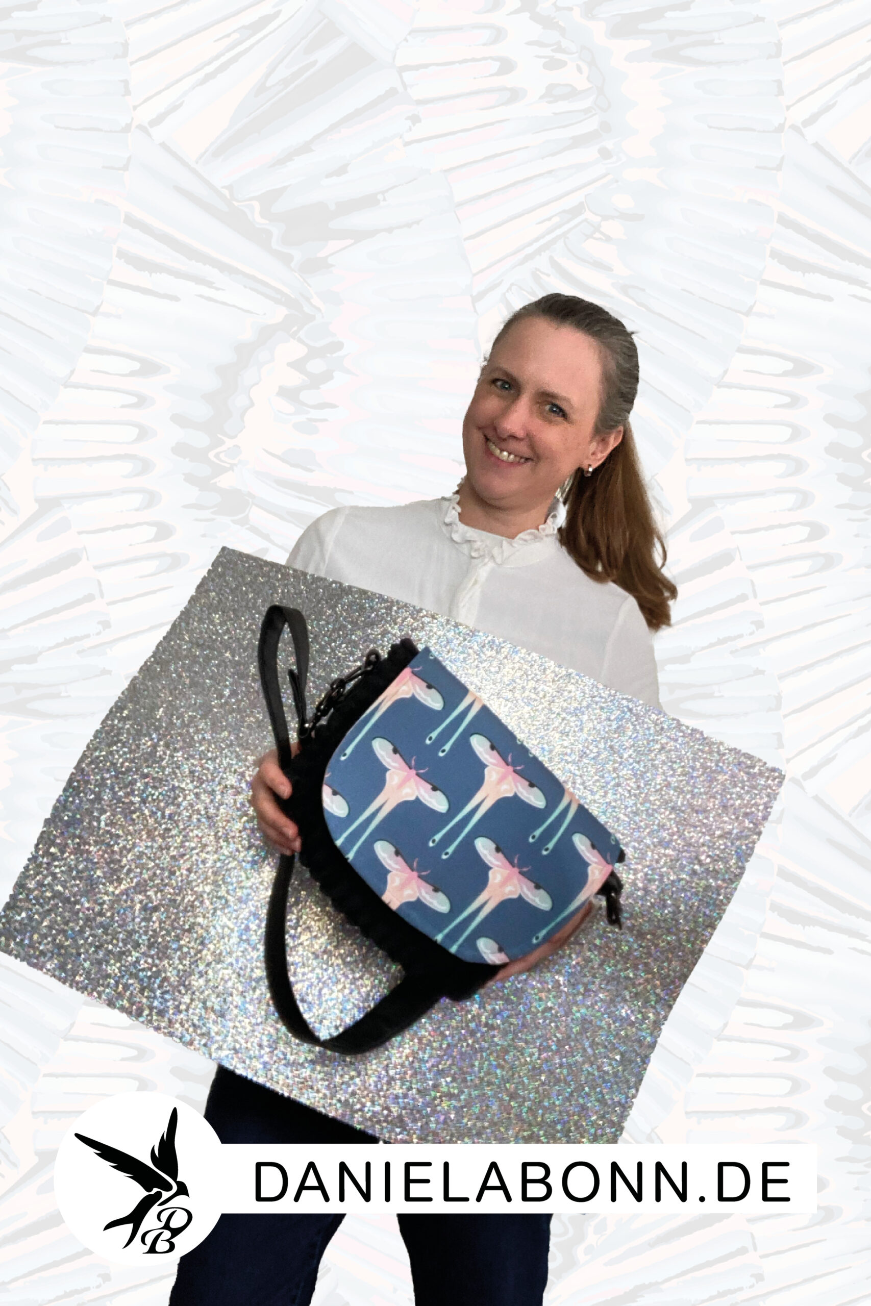 Selbstgenähte Tasche mit langem Händel und Schmetterlingen in Pastellfarben auf dem Taschenlasche