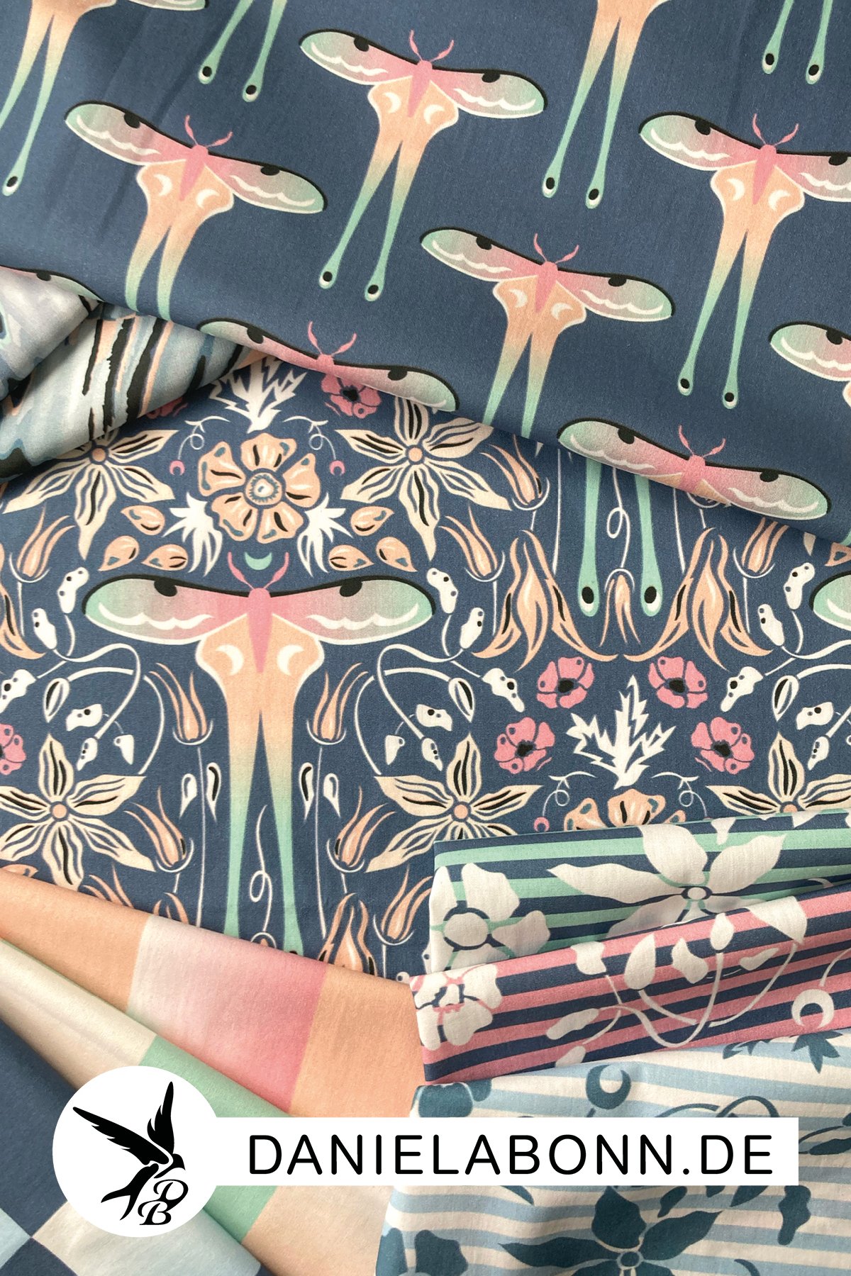 Stoffkollektion Blooming Wings by Daniela Bonn Auf den Stoffen sind Schmetterlinge, viele Blüten Streifen und Karos zu sehen. Die Farben sind pastellzig in Grün, Blau, Rosa und Orange