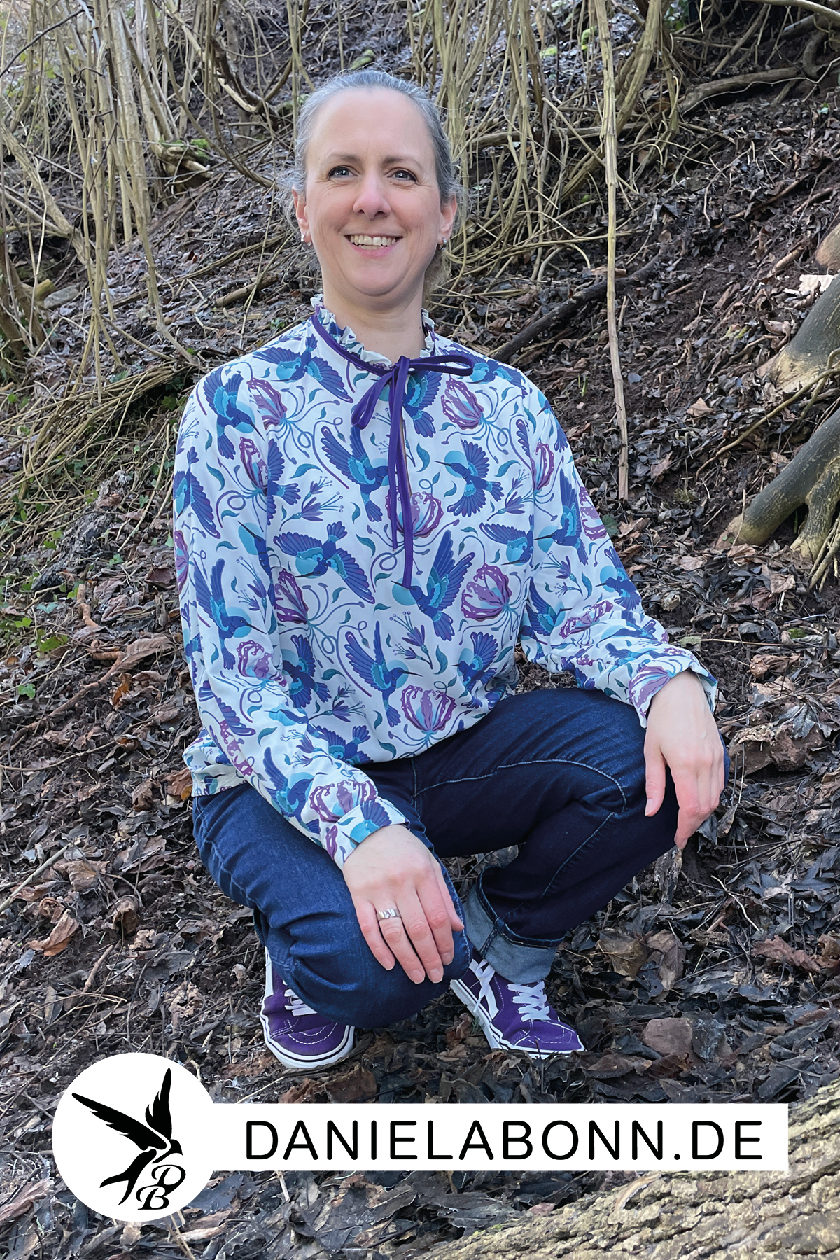 Eine Bluse aus fließender Shadow Glow Viskose mit Kolibri-Motiv – leicht, luftig und voller Bewegung.