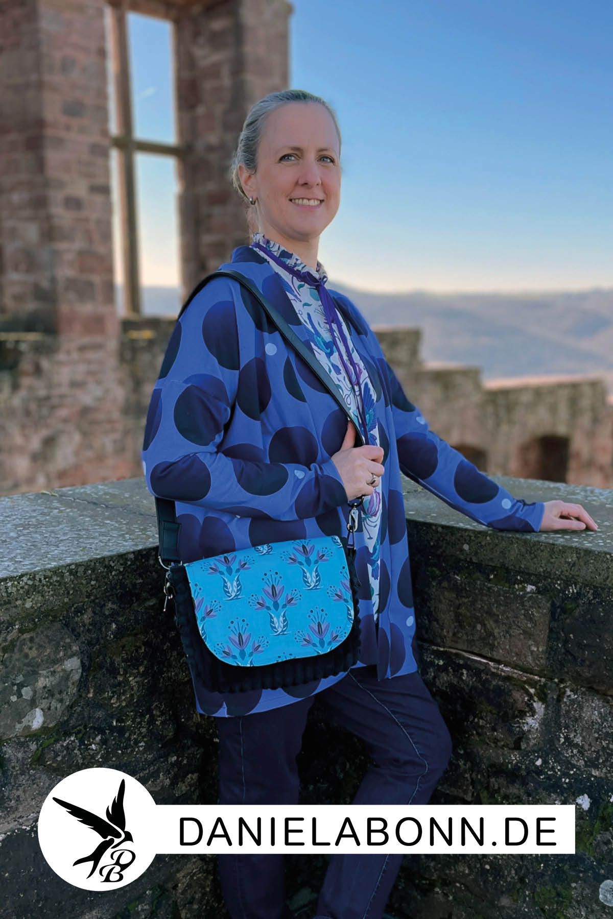 Ein Cardigan aus Shadow Glow Sweatstoff mit Punkten, eine Bluse aus weicher Viskose mit Kolibris und eine Tasche aus Baumwolle mit symmetrischen Blumen – drei ganz unterschiedliche Nähprojekte, aber alle mit der gleichen magischen Stoffkollektion.