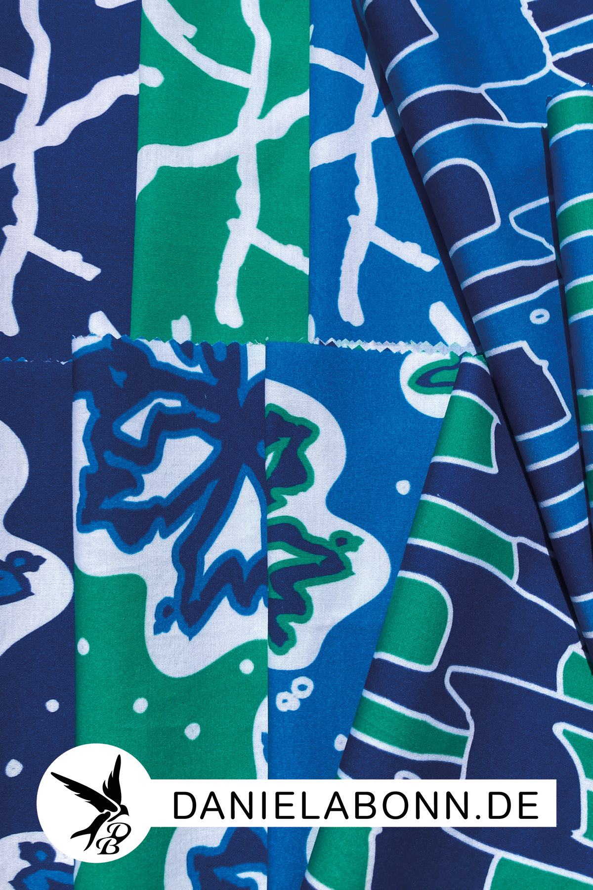 Die grünen und blauen Muster von der Stoffkollektion Bloom and Shape mit großen Blumen und abstrakten Streifen und Karos als Motiv 